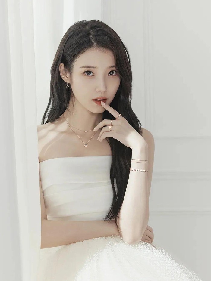 Baru-baru ini, brand perhiasan asal Korea Selatan, J.ESTINA, merilis beberapa potret IU untuk campaign terbaru mereka./ Foto: instagram.com/j.estina_official