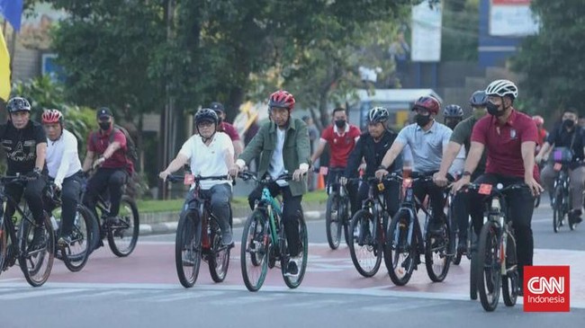 Minggu (12/2), Jokowi menyempatkan diri bersepeda pagi mengelilingi Medan didampingi menantunya yang juga wali kota di sana, Bobby Nasution.