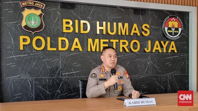 Polisi menyebut pria berinisial P di lokasi pembunuhan dua perempuan yang dicor di Bekasi melakukan aksi bunuh diri usai menghabisi nyawa dua perempuan itu.