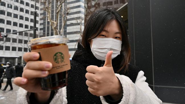 FOTO: Menggigil Bersama Minum Es Kopi di Tengah Musim Dingin Korsel