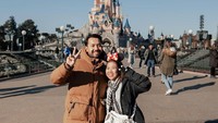 <p>Dalam salah satu unggahan foto, ada <em>caption</em> yang menarik perhatian. Kiky Saputri menyebut kisah hidupnya seperti Cinderella setelah menikah dengan Khairi. "Kukira kisah Cinderella itu tidak nyata, ternyata sekarang aku yang jadi Cinderella," tulis Kiky sebagai keterangan foto di laman <em>Instagram@kikysaputrii.</em> (Foto: Instagram@kikysaputrii)</p>