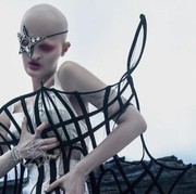 Kisah Inspiratif Melanie Gaydos, Model Profesional yang Lahir dengan Kondisi Genetik Langka