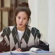 Jadi Salah Satu 'Rahasia' Kecerdasan, Ini Deretan Selebriti Korea yang Hobi Baca Buku!