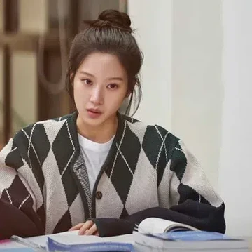 Jadi Salah Satu 'Rahasia' Kecerdasan, Ini Deretan Selebriti Korea yang Hobi Baca Buku!