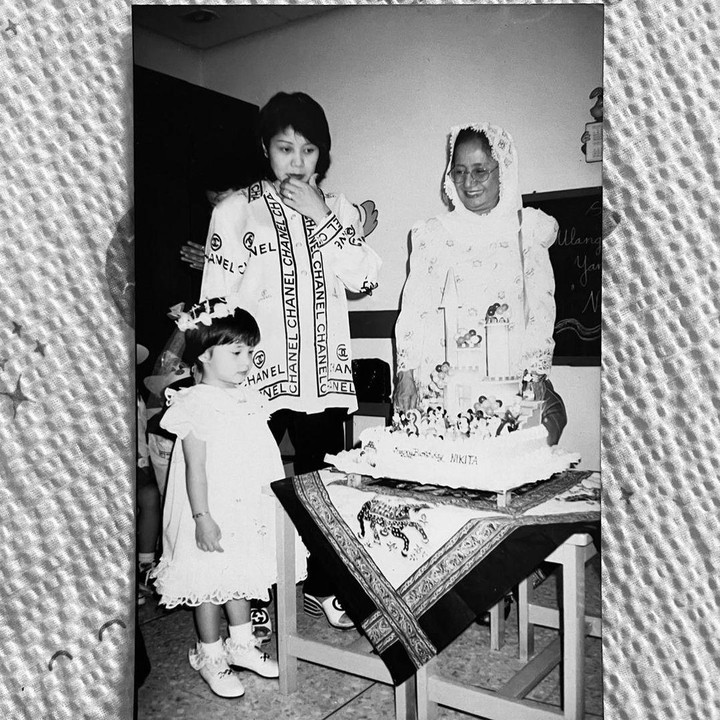<p>Pasalnya, sejak dulu ternyata ibunda Nikita sudah memakai pakaian dari beberapa <em>brand</em> mewah dan mahal, Bunda. <em>"Maminya uda pake chanel n gucci. Jaman dulu belom ada barang kw,"</em> tulis akun <em>@miracle**.</em> (Foto: Instagram@nikitawillyofficial94)</p>