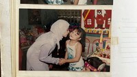 <p>Melihat foto-foto masa kecil Nikita Willy, banyak netizen yang mengomentari paras cantik istri Indra Priawan ini. Nikita tampak mirip dengan sang anak, <em>baby</em> Issa. Namun, bukan hanya paras cantiknya saja yang membuat netizen gagal fokus, beberapa pakaian yang dikenakan ibunda Nikita pun mencuri perhatian. (Foto: Instagram@nikitawillyofficial94)</p>