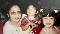 <p>Melalui unggahan tersebut, Nikita Willy menuliskan pesan singkat yang menyentuh untuk sang Bunda, "<em>Life with you is so beautiful, happy birthday mum @yorafebrina </em>(Hidup bersamamu begitu indah, selamat ulang tahun ibu)," tulis Nikita di laman <em>Instagram@nikitawillyofficial94.</em> (Foto: Instagram@nikitawillyofficial94)</p>