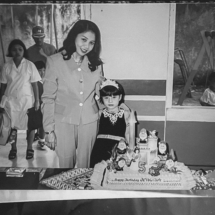 <p>Baru-baru ini, Nikita Willy membagikan beberapa foto jadul di media sosial untuk memperingati hari ulang tahun sang Bunda. Dari unggahan tersebut, tak sedikit netizen yang salah fokus dengan wajah masa kecil Nikita Willy hingga pakaian ibundanya, lho. (Foto: Instagram@nikitawillyofficial94)</p>