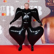 Pakai Bodysuit Balon, Gaya Sam Smith di Brit Awards Viral Jadi Meme