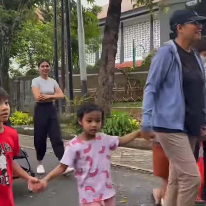 <p>Beberapa kali Sri Mulyani tampak mengunggah momen bersama cucunya ketika sedang menjalani aktvitias sehari-harinya. Mulai dari olahraga bersama hingga mengajak cucunya jalan-jalan. (Foto: Instagram@smindrawati)</p>