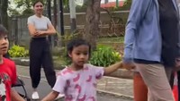 <p>Beberapa kali Sri Mulyani tampak mengunggah momen bersama cucunya ketika sedang menjalani aktvitias sehari-harinya. Mulai dari olahraga bersama hingga mengajak cucunya jalan-jalan. (Foto: Instagram@smindrawati)</p>