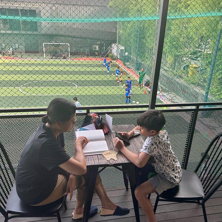 <p>Peraih penghargaan menteri terbaik dunia Asia Timur dan Pasifik 2020 ini sesekali menyempatkan diri untuk menemani cucu laki-lakinya pergi latihan bermain sepak bola. "My Sunday morning Menunggu cucu latihan bola Sambil baca buku ditemani Piccolo latte," tulisnya di laman Instagram@smindrawati.(Foto: Instagram@smindrawati)</p>