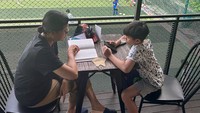 <p>Peraih penghargaan menteri terbaik dunia Asia Timur dan Pasifik 2020 ini sesekali menyempatkan diri untuk menemani cucu laki-lakinya pergi latihan bermain sepak bola. "My Sunday morning Menunggu cucu latihan bola Sambil baca buku ditemani Piccolo latte," tulisnya di laman Instagram@smindrawati.(Foto: Instagram@smindrawati)</p>