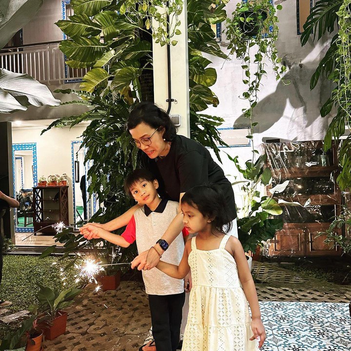 <p>Film <em>Jumbo</em> tengah mencuri perhatian. Bukan hanya kalangan anak-anak, banyak juga orang dewasa yang tertarik untuk menontonnya. Tak terkecuali Menteri Keuangan RI, Sri Mulyani, yang baru saja mengajak para cucunya untuk nonton film animasi Tanah Air ini. (Foto: Instagram@smindrawati)</p>