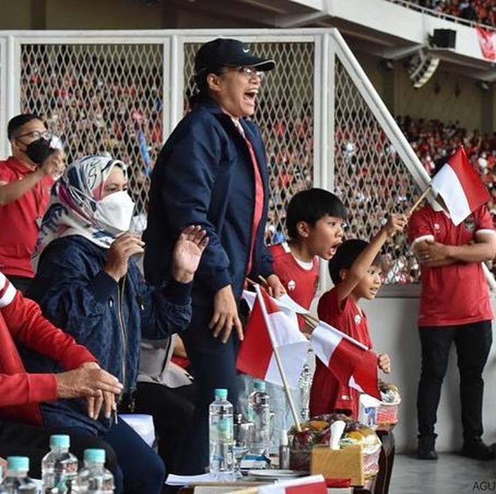 <p>Saat ada pertandingan bola piala AFF 2022 di GBK, Sri Mulyani juga mengajak cucunya ikut nonton pertandingan secara langsung dan duduk sederetan dengan Presiden Joko Widodo dan Iriana. Bahkan, mereka kompak mengenakan pakaian yang serasi. (Foto: Instagram@smindrawati)</p>