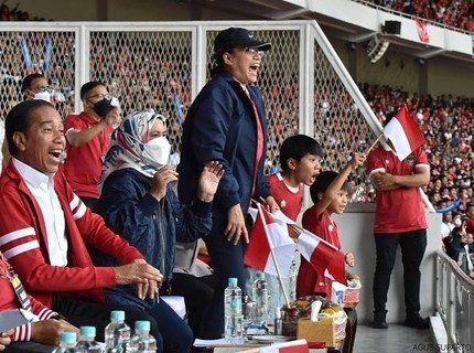 7 Potret Sri Mulyani Bahagia Momong Cucu, Temani Nonton Bola Bareng Presiden