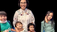 <p>Sri Mulyani kerap membagikan potret seputar aktivitasnya selama bekerja sebagai seorang menteri yang terlihat cukup padat. Namun, di balik kesibukkannya itu, ternyata Sri Mulyani juga sering menghabiskan waktu bersama cucu-cucunya yang jarang tersorot media, Bunda. (Foto: Instagram@smindrawati)</p>