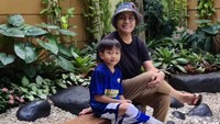 7 Potret Sri Mulyani Saat Momong Cucu yang Jarang Tersorot, Temani Latihan Bola