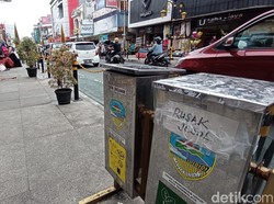 Duh! Belasan Tong Sampah di Malioboro Tasikmalaya Rusak