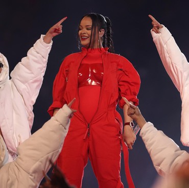 Mata Jeli ARMY Ungkap Koreografi Rihanna di Super Bowl Mirip 'Run BTS'