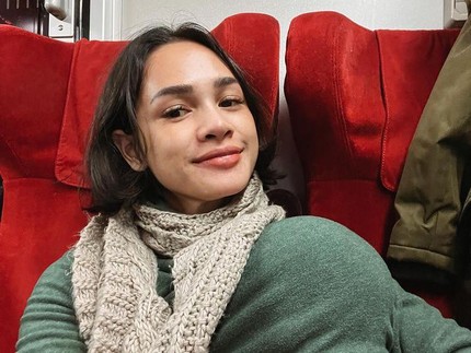 6 Potret Andien Aisyah Bagikan Suka Duka Menyusui Anak di Tengah Gunung Es di Swiss