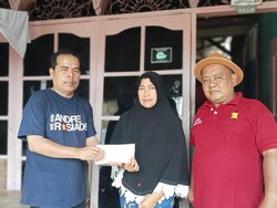 Andre Rosiade  Beri Modal Usaha & Lunasi Tunggakan PDAM Warga Padang