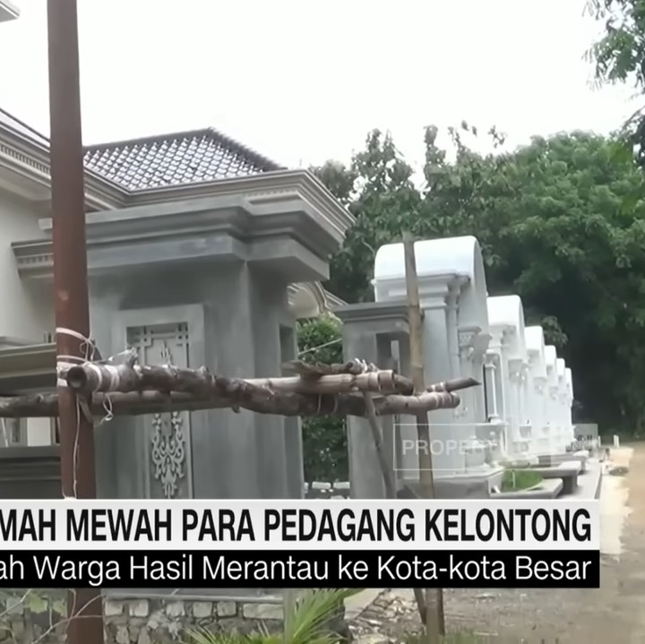 <p>Rumah mewah tersebut dibangun dari hasil jerih payah warga yang merantau dari kota besar seperti Jakarta, untuk menjadi pedagang di toko kelontong. (Foto: YouTube CNN Indonesia)</p>
