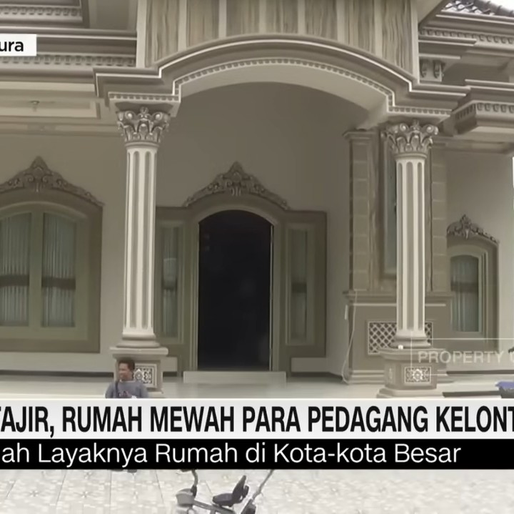 <p>Di kampung terpencil ini, mayoritas rumah mewah menghabiskan biaya hingga miliaran rupiah dalam proses pembangunannya, Bunda. Rumah-rumah tersebut juga dikelilingi oleh pagar megah bak di kota besar. (Foto: YouTube CNN Indonesia)</p>