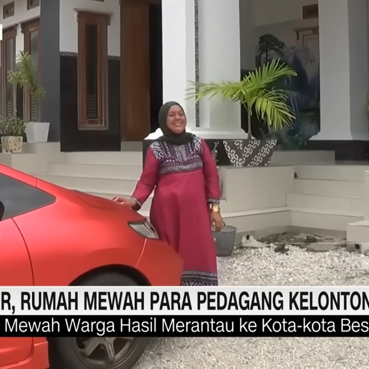 <p>Salah satu warga Kampung Taji, Atik sudah bertahun-tahun tinggal di desa tersebut. "Saya tinggal di sini 20 (sudah) tahun lah. Rumah ini 3 tahun baru selesai. Ini ongkosnya doang Rp700 juta, ongkosnya saja," ungkap Atik, salah satu penduduk Kampung Tajir. (Foto: YouTube CNN Indonesia)</p>