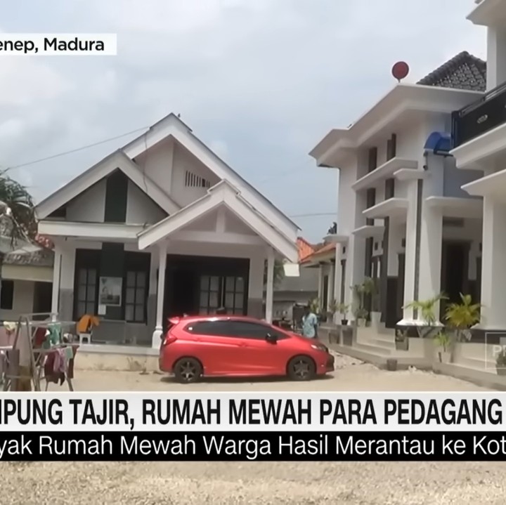 <p>Banyaknya rumah mewah di kampung ini mulai muncul sejak 2017 lalu. Saat ini ada 10 rumah mewah dengan rata-rata biaya pembuatan rumah antara Rp1-3 miliar lebih. "Ada yang Rp1 M, ada Rp2 M, ada Rp3 M tergantung dari kebesaran itu rumah," kata Ridwan, tokoh masyarakat di Kampung Tajir, dikutip dari kanal YouTube <em>CNN Indonesia.</em> (Foto: YouTube CNN Indonesia)</p>