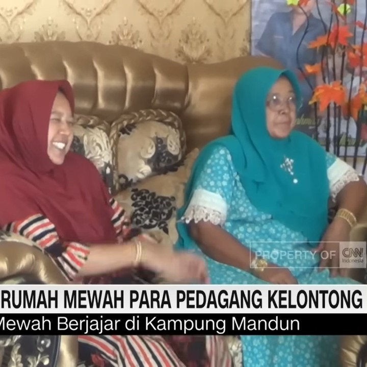 <p>Di kehidupan sehari-hari para ibu-ibu Kampung Tajir selalu mengenakan berbagai perhiasan emas di tubuh mereka, mulai dari gelang hingga kalung. Jalan masuk ke rumah mereka terbilang cukup sempit, namun setiap rumah di Kampung Tajir memiliki mobil yang terpajang di garasi luas. (Foto: YouTube CNN Indonesia)</p>