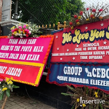 Jelang Pembacaan Vonis Sambo, Karangan Bunga Fans Eliezer Padati PN Jaksel