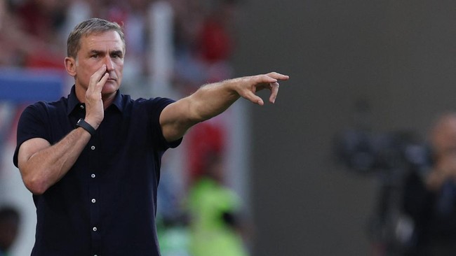 Pelatih timnas Turki Stefan Kuntz bekerja sebagai kasir di Jerman untuk menggalang dana korban gempa di Turki.