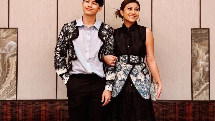 Gaya Stylish Couple ala Karin Novilda & Jonathan Alden, Intip OOTD Matching Mereka Saat Liburan di Jepang!