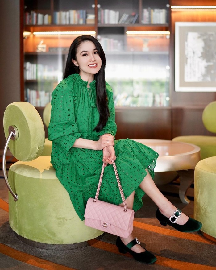 Gaya feminin Sandra Dewi. Foto: Instagram.com/sandradewi88