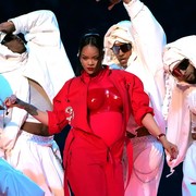 Detail Gaya Rihanna di Super Bowl 2023! Pakai Serba Merah dan Cincin Seharga Rp15 Miliar