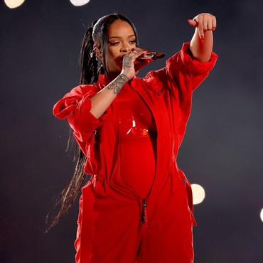 Rihanna Colongan Promosi Produk Fenty Beauty Saat Tampil di Superbowl 2023