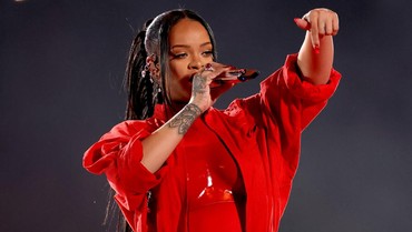 Rihanna Colongan Promosi Produk Fenty Beauty Saat Tampil di Superbowl 2023