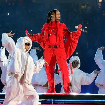 img-title Simak Gaya Seleb Hollywood Pamer Babybump di 2023! Dari Rihanna hingga Blake Lively