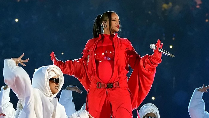 img-title Simak Gaya Seleb Hollywood Pamer Babybump di 2023! Dari Rihanna hingga Blake Lively