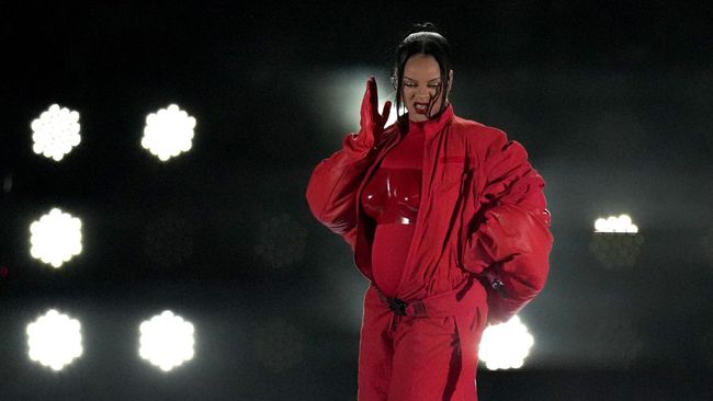 Sumber mengatakan Rihanna awalnya tak memberi tahu kru Super Bowl mengenai kehamilan anak keduanya.
