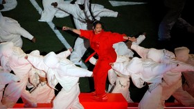 FOTO: Lagi Hamil, Rihanna Tetap Tampil Energik di Super Bowl 2023