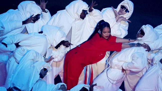 Ayah Rihanna, Ronald Fenty, baru mengetahui kehamilan kedua putrinya itu ketika menonton Super Bowl di Arizona, AS.