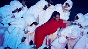 Tak Cuma Penonton, Ayah Baru Tahu Rihanna Hamil Lagi di Super Bowl