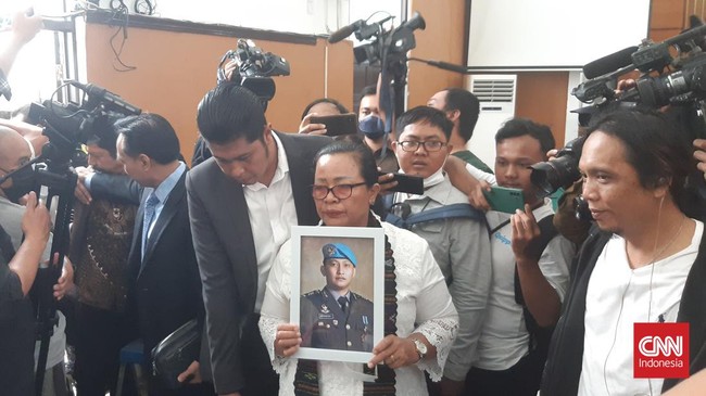 Ibunda almarhum Brigadir Nofriansyah Yosua Hutabarat alias Brigadir J, Rosti Simanjuntak menangis usai mantan Kadiv Propam Polri Ferdy Sambo divonis mati.
