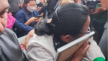 img-title Tangisan Ibunda Brigadir J usai Ferdy Sambo Divonis Hukuman Mati