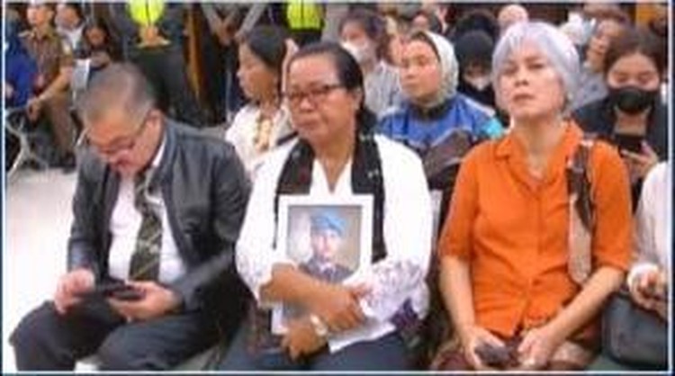 Ibunda Yosua, Rosti Simanjuntak, memeluk foto Yosua di ruang sidang PN Jaksel (TV Pool) Ibunda Yosua, Rosti Simanjuntak, memeluk foto Yosua di ruang sidang PN Jaksel (TV Pool)