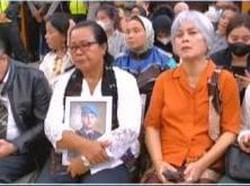 Pelukan Erat Ibunda ke Foto Yosua Sepanjang Pembacaan Vonis Putri