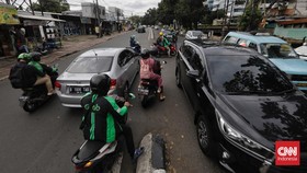 Pengguna kendaraan bermotor diminta untuk tidak lagi memberikan uang kepada pengatur lalu lintas liar atau kerap disebut 'pak ogah'.
