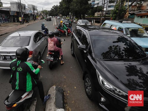 Pengguna kendaraan bermotor diminta untuk tidak lagi memberikan uang kepada pengatur lalu lintas liar atau kerap disebut 'pak ogah'.